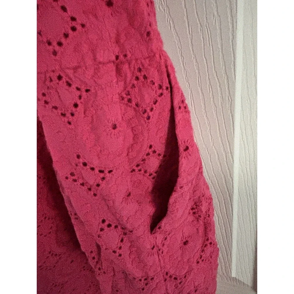 Apostrophe eyelet tank